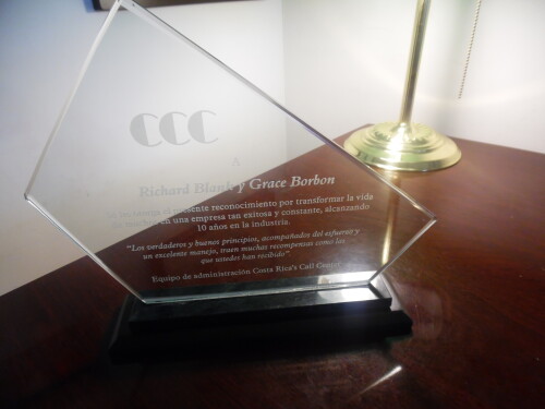AWARD-GIVEN-TO-COSTA-RICAS-CALL-CENTER-DECADE126359020fe34843.jpg
