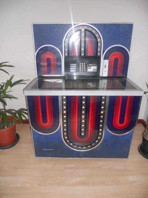 GAMIFICATION-1977-SEEBURG-JUKE-BOX-MODEL-STD4-MARDI-GRASf985fc33876e5e0d.jpg