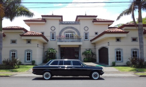 LARGE-MANSION-IN-COSTA-RICA-WITH-LIMO051677c22019a6f2.jpg
